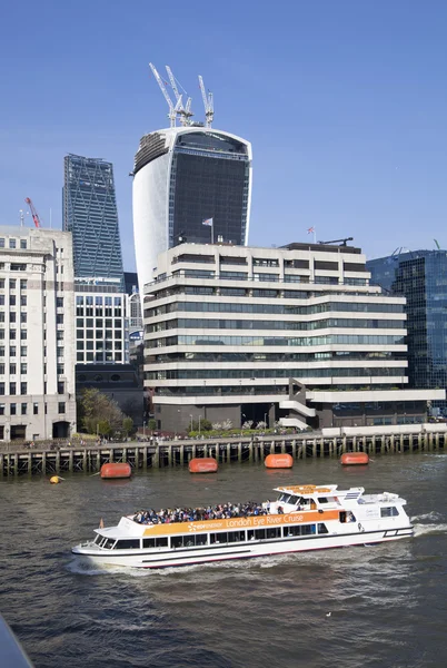 LONDON, UK - MARCH 29, 2014  South bank walk of the river Thames   View on Tower bridge and london s clipper, river transport — Stock Photo, Image