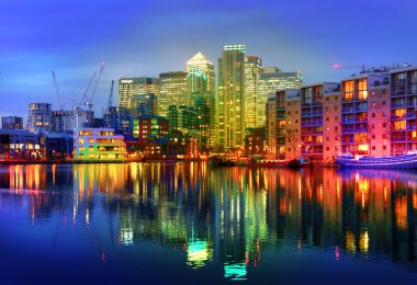 London, İngiltere - canary wharf, 22 Mart 2014 konut Kulesi, konut Londra'da canary wharf iş bölgesi hdr ilerlemeden görüntü üzerinde daireler üzerinden muhteşem manzaralı yüksek binası