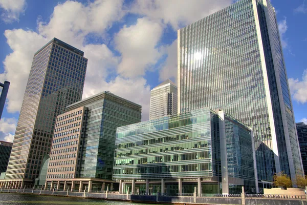 LONDRES, Reino Unido - CANARY WHARF, 22 DE MARZO DE 2014 Modernos edificios de vidrio del distrito empresarial más grande de Londres Imagen HDR de procedimiento Imagen HDR de procedimiento — Foto de Stock