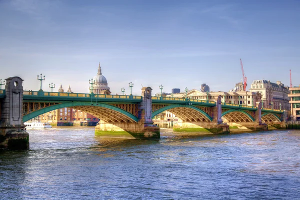 London, Verenigd Koninkrijk - bank 29 maart 2014 Zuid lopen van de rivier de Theems in twilight uitzicht op de brug en moderne architectuur hdr procedure-afbeelding — Stockfoto