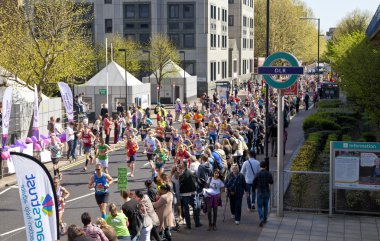 London, İngiltere - 13 Nisan 2014 - ARIA canary wharf Londra Maratonu, sporcular, profesyoneller ve amatörler için büyük spor olayı Şampiyonlar Ligi