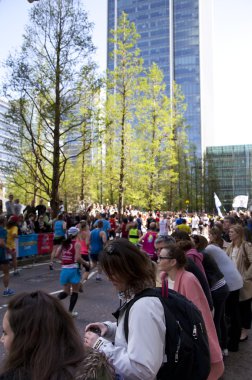London, İngiltere - 13 Nisan 2014 - Londra Maratonu canary wharf aria, büyük spor olayı, destekleyici kalabalık