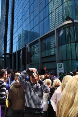 London, İngiltere - 13 Nisan 2014 - Londra Maratonu canary wharf aria, büyük spor olayı, destekleyici kalabalık