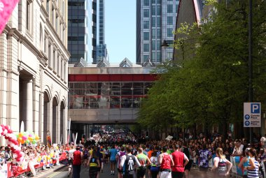 London, İngiltere - 13 Nisan 2014 - Londra Maratonu canary wharf aria, büyük spor olayı, destekleyici kalabalık