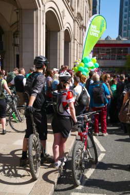London, İngiltere - 13 Nisan 2014 - Londra Maratonu canary wharf aria, büyük spor olayı, destekleyici kalabalık