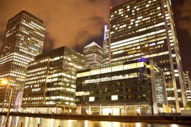 Londra canary Wharf'a uk - 4 Nisan 2014 canary wharf kare görünümü'nde gece ışıkları