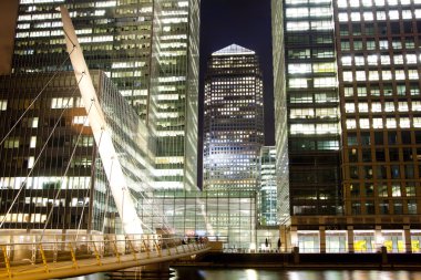 Londra canary Wharf'a uk - 4 Nisan 2014 canary wharf kare görünümü'nde gece ışıkları