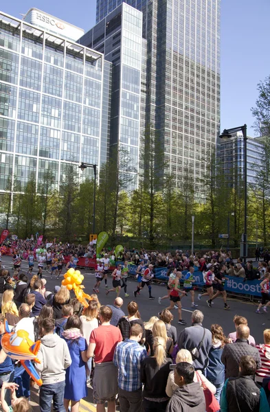 LONDON, Reino Unido - 13 de abril de 2014 - Maratona de Londres em Canary Wharf aria, evento esportivo massivo para profissionais e amadores esportistas, Liga dos Campeões — Fotografia de Stock