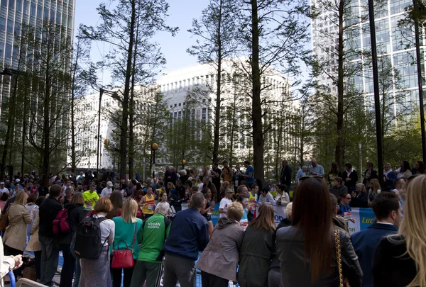 London, Verenigd Koninkrijk - 13 april 2014 - marathon van Londen in canary wharf aria, massale sportevenement, ondersteunende menigte — Stockfoto