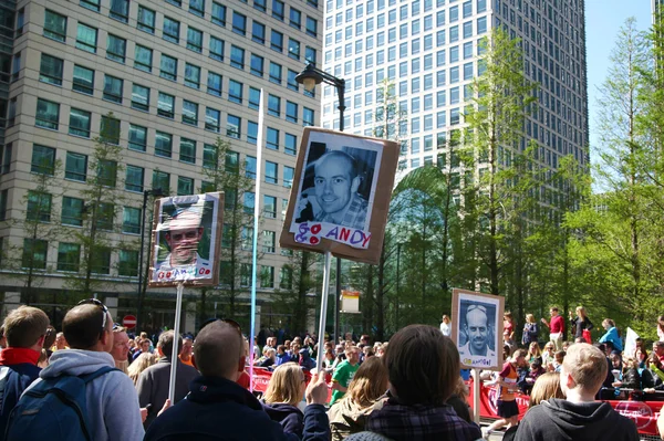 LONDON, UK - APRIL 13, 2014 - London Marathon in Canary Wharf aria, massive sport event, Supportive crowd — Stock Photo, Image