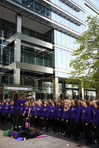 Londýn, Velká Británie - 13 dubna 2014 - Londýn maratónu v canary wharf árie, masivní sportovní událost pro profesionály a amatéry sportovci, pouliční hudebníci podporují události — Stock fotografie