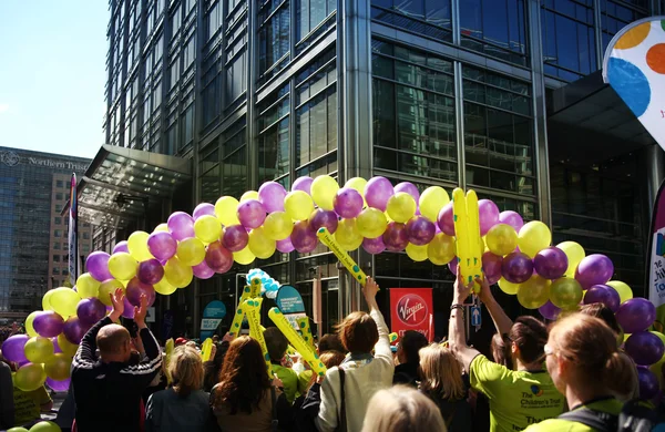 Londýn, Velká Británie - 13 dubna 2014 - Londýn maratónu v canary wharf árie, masivní sportovní událost, podporující dav — Stock fotografie