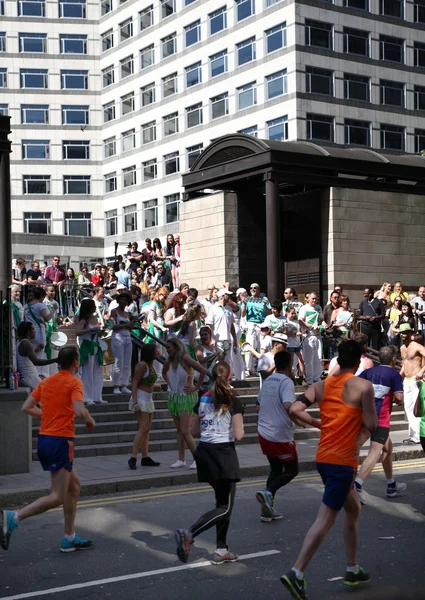 LONDRES, ROYAUME-UNI - 13 AVRIL 2014 - Marathon de Londres à Canary Wharf aria, manifestation sportive massive pour sportifs professionnels et amateurs, Ligue des Champions — Photo