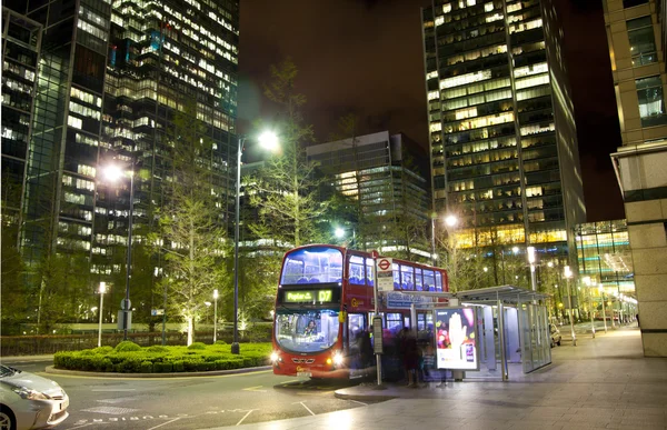 LONDRES, CANARIO WHARF UK - 4 DE ABRIL DE 2014 Estación de metro, autobús y taxi de Canary Wharf en la noche, estación moderna que trae alrededor de 100 000 trabajadores a la aria todos los días — Foto de Stock