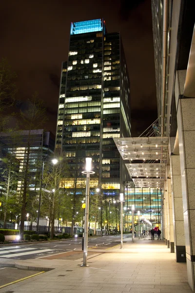 LONDON, CANARY WHARF UK - APRIL 4, 2014 Canary Wharf square view in night lights — Stock Photo, Image