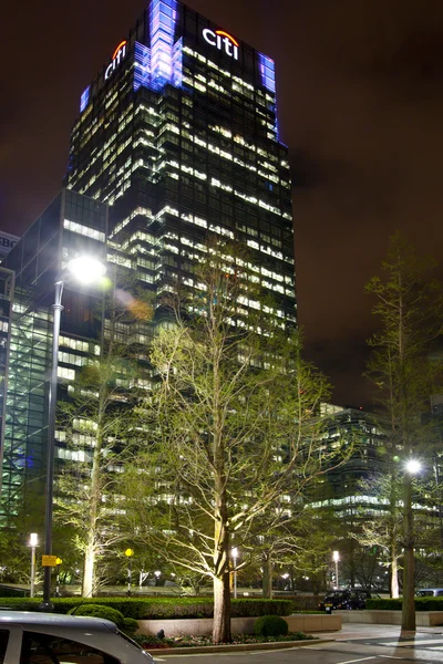 ロンドン、カナリーワーフ英国 - 夜ライトで 2014 年 4 月 4 日カナリー ・ ワーフ広場ビュー — ストック写真