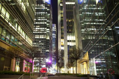 Londra, canary wharf uk - 13 Nisan 2014 - modern Cam mimari Kanarya wharf iş aria, Merkez Bankaları, sigorta, medya ve şirket bilinen diğer dünya