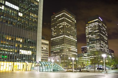 Londra, canary wharf İngiltere - 4 Nisan 2014 canary wharf metro, otobüs ve taksi istasyonu gece, modern istasyonu hakkında 100 000 işçi aria için her gün getiriyor.