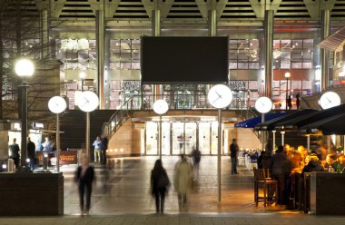 Londra, canary wharf uk - 4 Nisan 2014 canary wharf kare görünümünde çalışma günü yerel kafe ve barlar sonra dışarı soğuk Ofis çalışanları ile gece ışık
