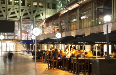 Londra, canary wharf uk - 4 Nisan 2014 canary wharf kare görünümünde çalışma günü yerel kafe ve barlar sonra dışarı soğuk Ofis çalışanları ile gece ışık