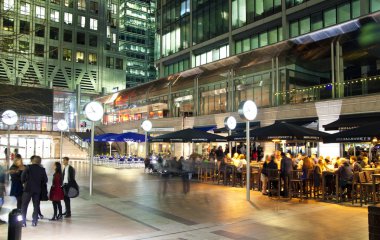 Londra, canary wharf uk - 4 Nisan 2014 canary wharf kare görünümünde çalışma günü yerel kafe ve barlar sonra dışarı soğuk Ofis çalışanları ile gece ışık