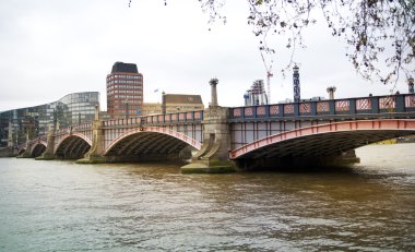 London, İngiltere - 05 Nisan 2014 görünümünden thames Nehri üzerinde bir dünya bırakmak için en pahalı ARIA yeni chelsea örtme