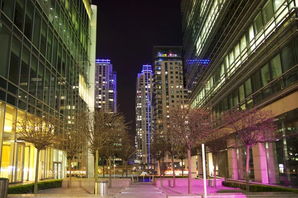 LONDRES, CANARIO WHARF UK - 4 DE ABRIL DE 2014 Vista cuadrada de Canary Wharf con luces nocturnas —  Fotos de Stock