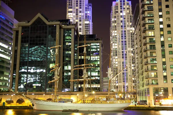 LONDON, CANARY WHARF UK - APRIL 4, 2014  Canary Wharf dock and antique yacht based against luxury apartments — Stock Photo, Image