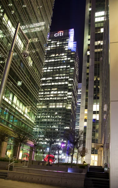 Londra canary Wharf'a uk - 4 Nisan 2014 canary wharf kare görünümü'nde gece ışıkları — Stok fotoğraf