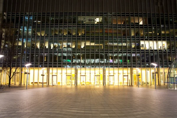 LONDRA, CANARY WHARF UK - 4 APRILE 2014 Canary Wharf vista sulla piazza nelle luci notturne — Foto Stock