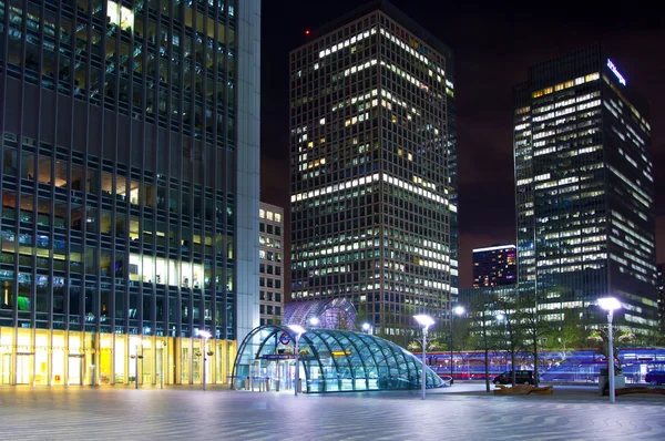 LONDRES, CANARY WHARF UK - 4 de abril de 2014 Estação de metrô, ônibus e táxi Canary Wharf durante a noite, estação moderna trazendo cerca de 100 000 trabalhadores para a ária todos os dias — Fotografia de Stock