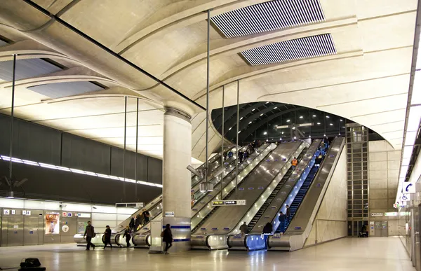 LONDRA, CANARY WHARF UK - 4 APRILE 2014: Canary Wharf stazione della metropolitana, stazione moderna che porta circa 100 000 lavoratori nella zona ogni giorno — Foto Stock