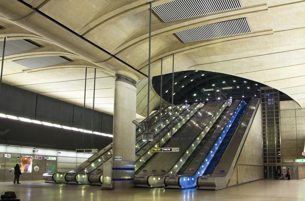 LONDON, CANARY WHARF UK - APRIL 4, 2014: Canary Wharf tube station, modern station bringing about 100 000 workers to the area every day — Stock Photo, Image