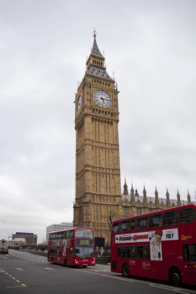 LONDRES, ROYAUME-UNI - 05 AVRIL 2014 Le Big Ben, la Chambre du Parlement et le pont de Westminster avec porte d'entrée — Photo