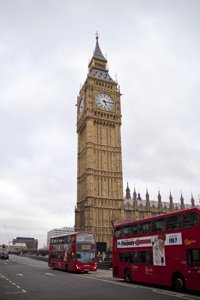 LONDON, UK - APRIL 05, 2014 The Big Ben, the House of Parliament and the Westminster Bridge with entrance gate — Stock Photo, Image