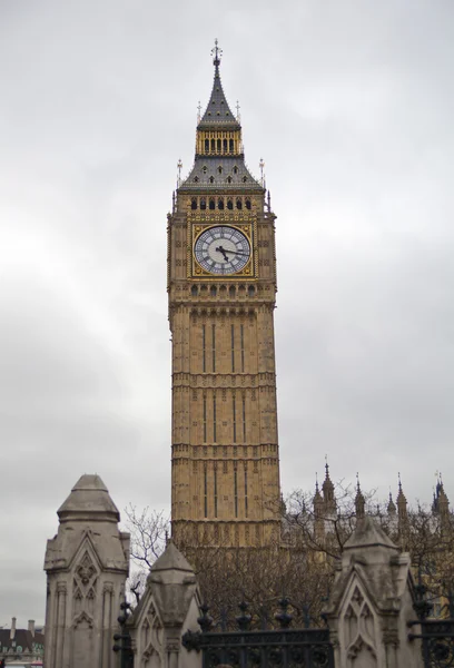 ЛОНДОН, Великобритания - 05 апреля 2014 года Биг Бен, Парламент и Вестминстерский мост с входными воротами — стоковое фото