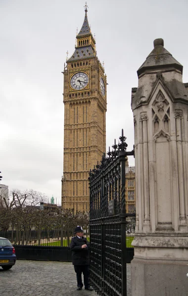 LONDON, UK - APRIL 05, 2014 The Big Ben, the House of Parliament and the Westminster Bridge with entrance gate — Stock Photo, Image