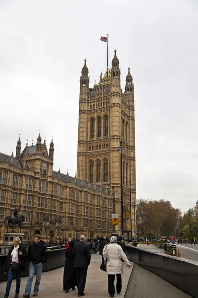 London, westminster, Storbritannien - den 05 april, 2014 husen i parlamentet och parlamentet tower, Visa från victoria tower gardens — Stockfoto