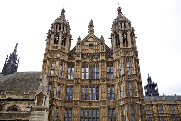 LONDON, WESTMINSTER, Storbritannia - APRIL 05, 2014 - Houses of Parliament og parlamentstårnet, utsikt fra Abingon St – stockfoto
