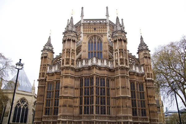 LONDON, WESTMINSTER, UK - APRIL 05, 2014 Houses of Parliament and Parliament tower, view from the Abingon St — Stock Photo, Image