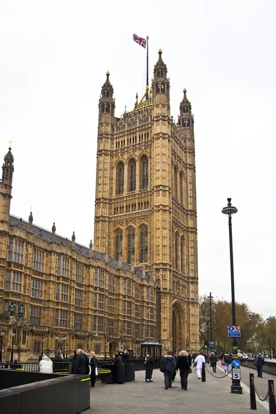 伦敦，西敏寺，英国-2014 年 4 月 5 日的议会和议会大楼的房子从维多利亚塔花园 — 图库照片