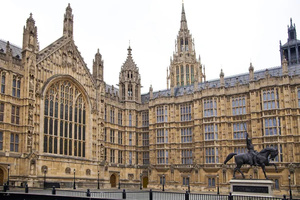 LONDON, WESTMINSTER, UK - APRIL 05, 2014 Houses of Parliament and Parliament tower, view from the Abingon St — Stock Photo, Image