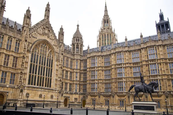London, westminster, Storbritannien - den 05 april, 2014 husen i parlamentet och parlamentet tower, vy från abingon st — Stockfoto