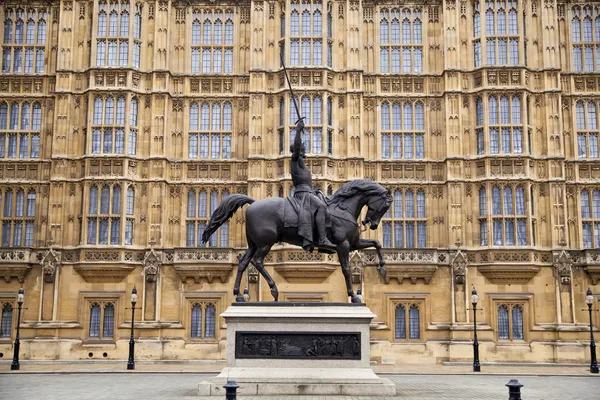 LONDRES, WESTMINSTER, Reino Unido - 05 DE ABRIL DE 2014 Casas del Parlamento y la torre del Parlamento, vista desde el Abingon St —  Fotos de Stock