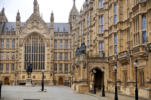 LONDON, WESTMINSTER, UK - APRIL 05, 2014 Houses of Parliament and Parliament tower, view from the Abingon St — Stock Photo, Image