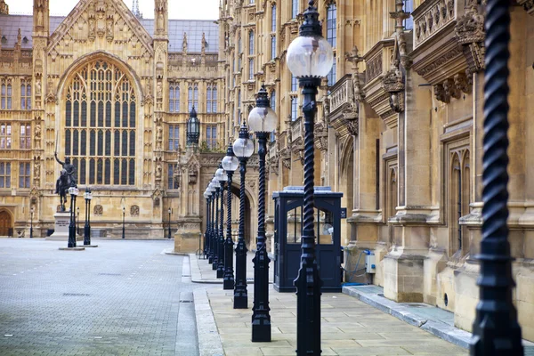 LONDON, WESTMINSTER, UK - APRIL 05, 2014 Houses of Parliament and Parliament tower, view from the Abingon St — Stock Photo, Image