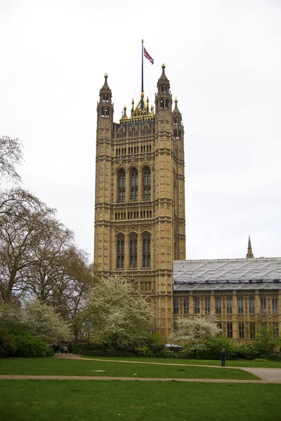 LONDON, WESTMINSTER, UK - APRIL 05, 2014 Houses of Parliament and Parliament tower, view from the Victoria Tower gardens — Stock Photo, Image