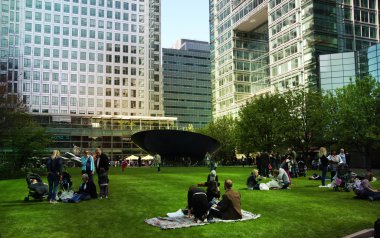 profil Londra, canary wharf uk - 13 Nisan 2014 - modern Cam mimari canary wharf iş aria, Merkez Bankaları, sigorta, medya ve diğer dünya bilinen şirketlerin yerel park