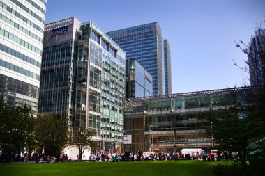 profil Londra, canary wharf uk - 13 Nisan 2014 - modern Cam mimari canary wharf iş aria, Merkez Bankaları, sigorta, medya ve diğer dünya bilinen şirketlerin yerel park