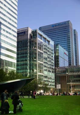 profil Londra, canary wharf uk - 13 Nisan 2014 - modern Cam mimari canary wharf iş aria, Merkez Bankaları, sigorta, medya ve diğer dünya bilinen şirketlerin yerel park
